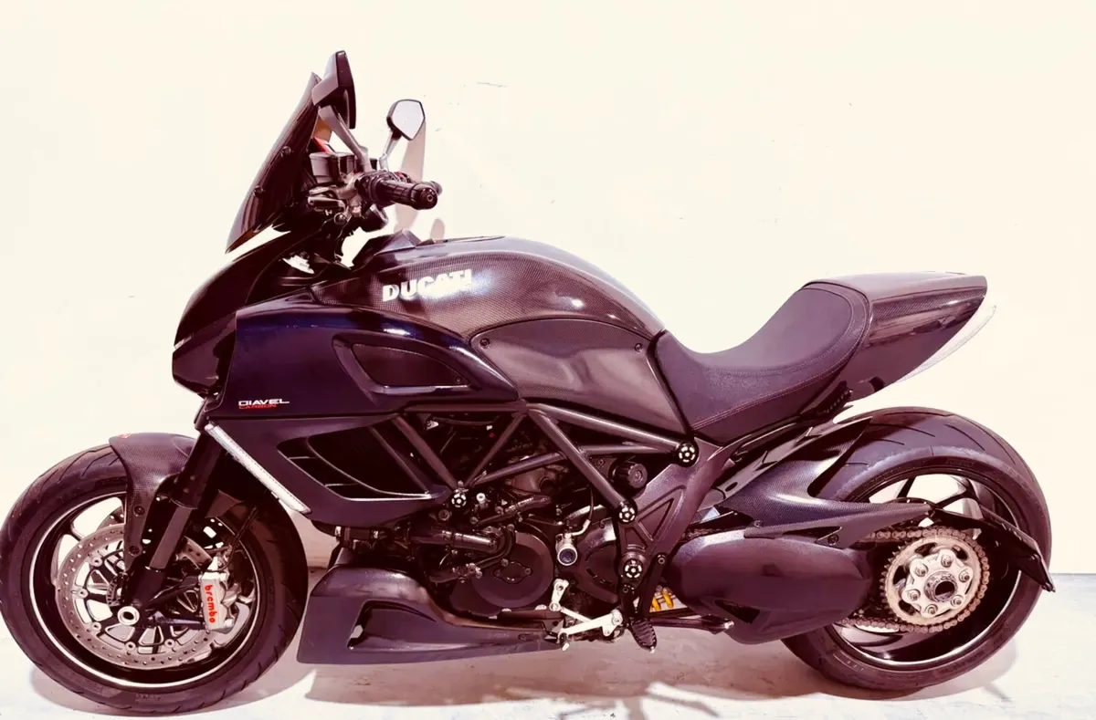 DUCATI DIAVEL CARBON LOW MILES 8k - Image 2