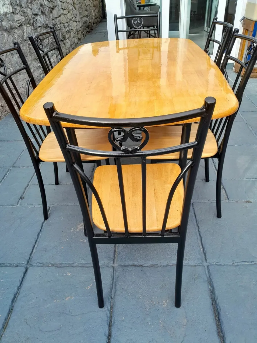 Table and chairs - Image 1
