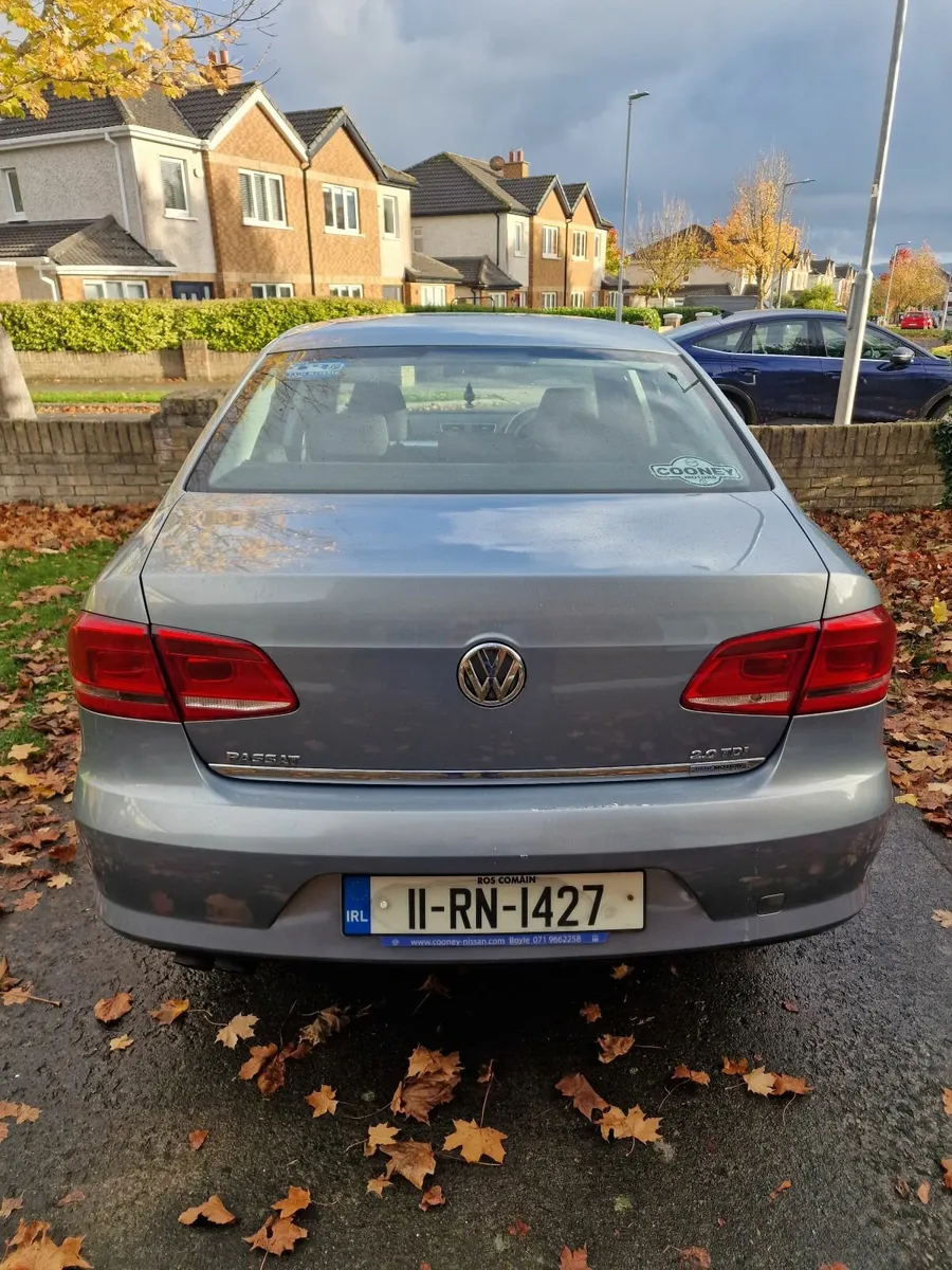 Volkswagen Passat 2011 - Image 2