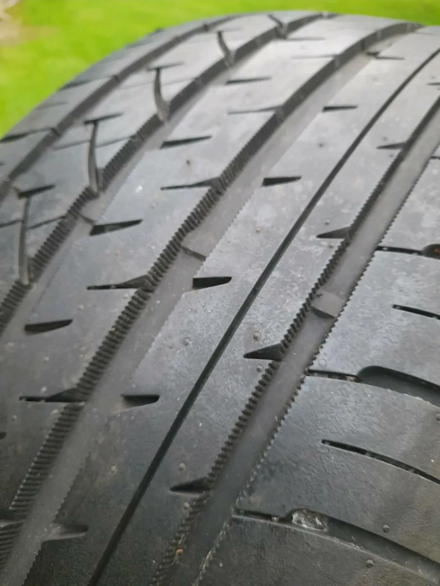 225/40/18 Tyre x1 In perfect condition - Image 1