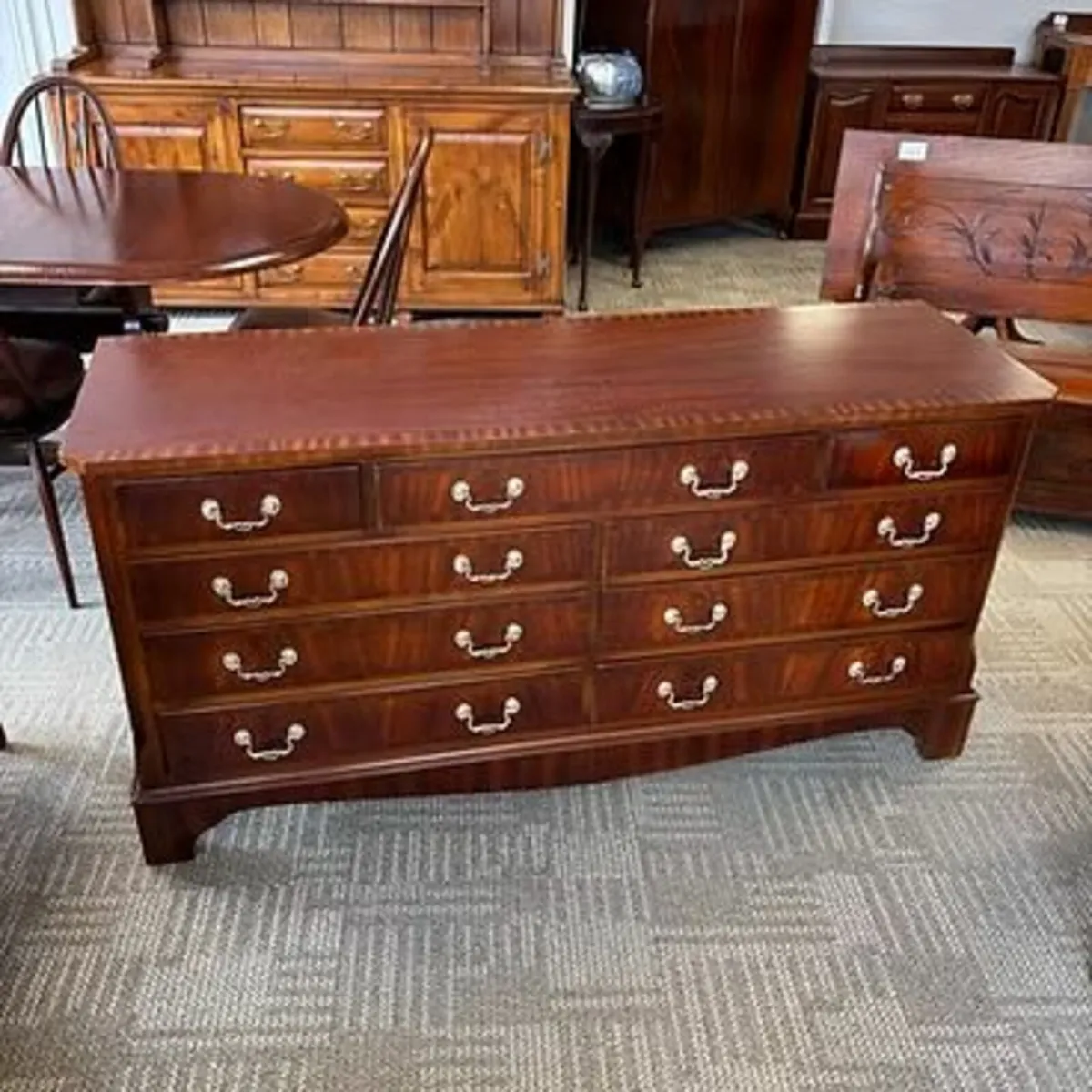 Beautiful mahogany chest of nine drawers. Enclosed