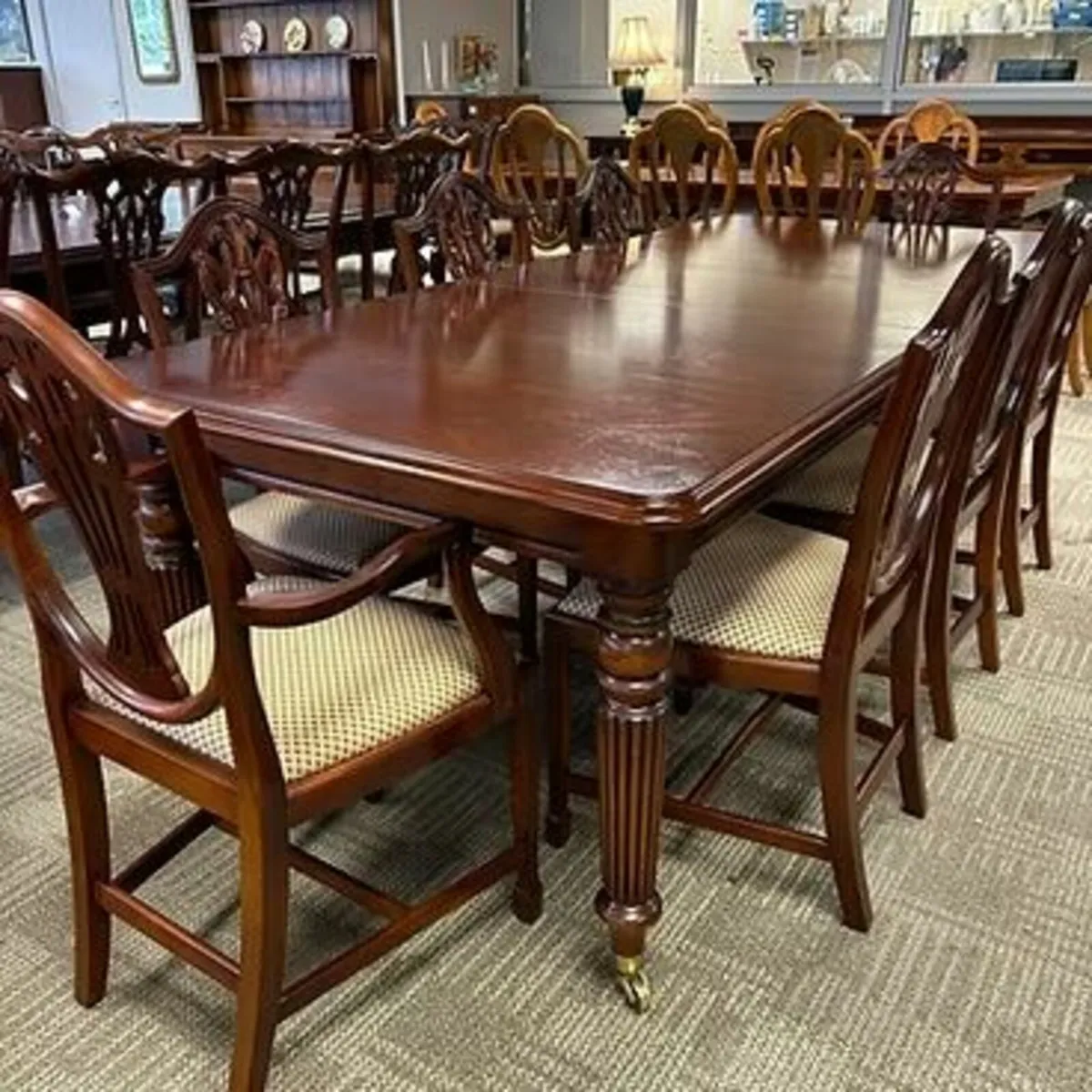 Beautiful mahogany extendable dining table