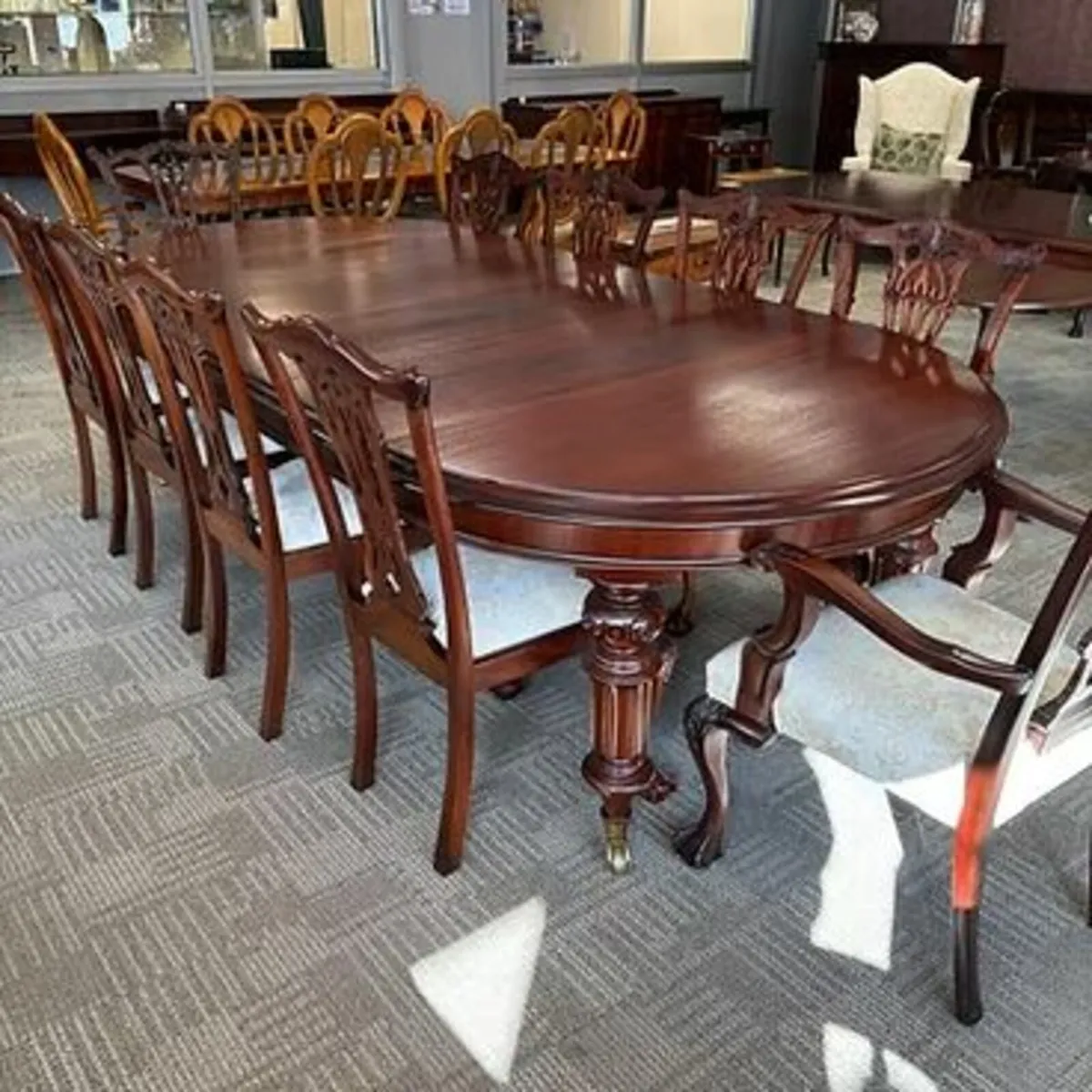 Quality mahogany extendable dining table, with 10
