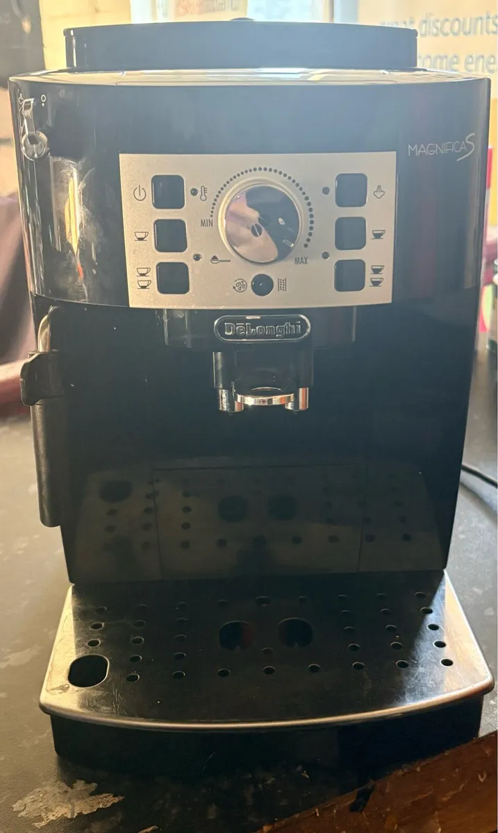Delonghi coffee machine - Image 1