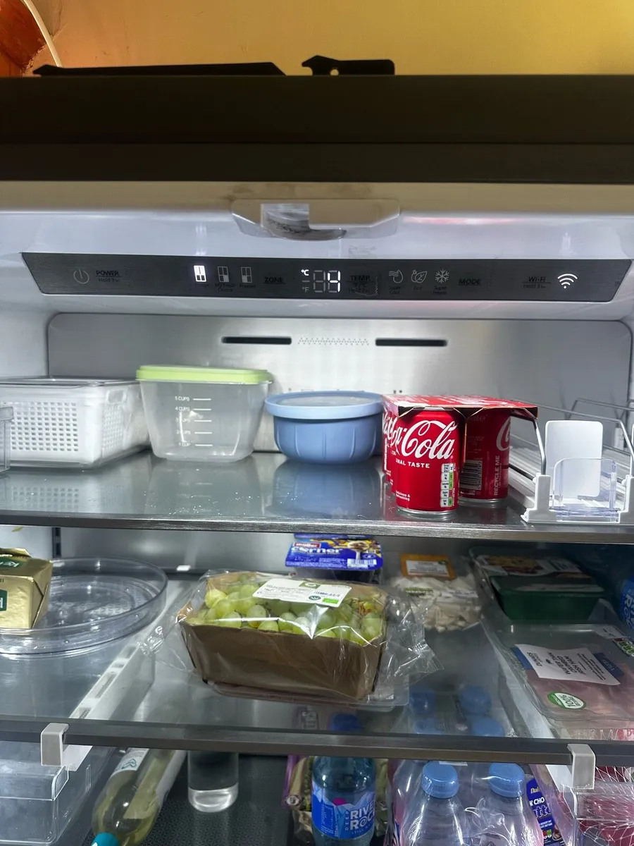 Hisense American-Style Fridge Freezer (WiFi) - Image 4