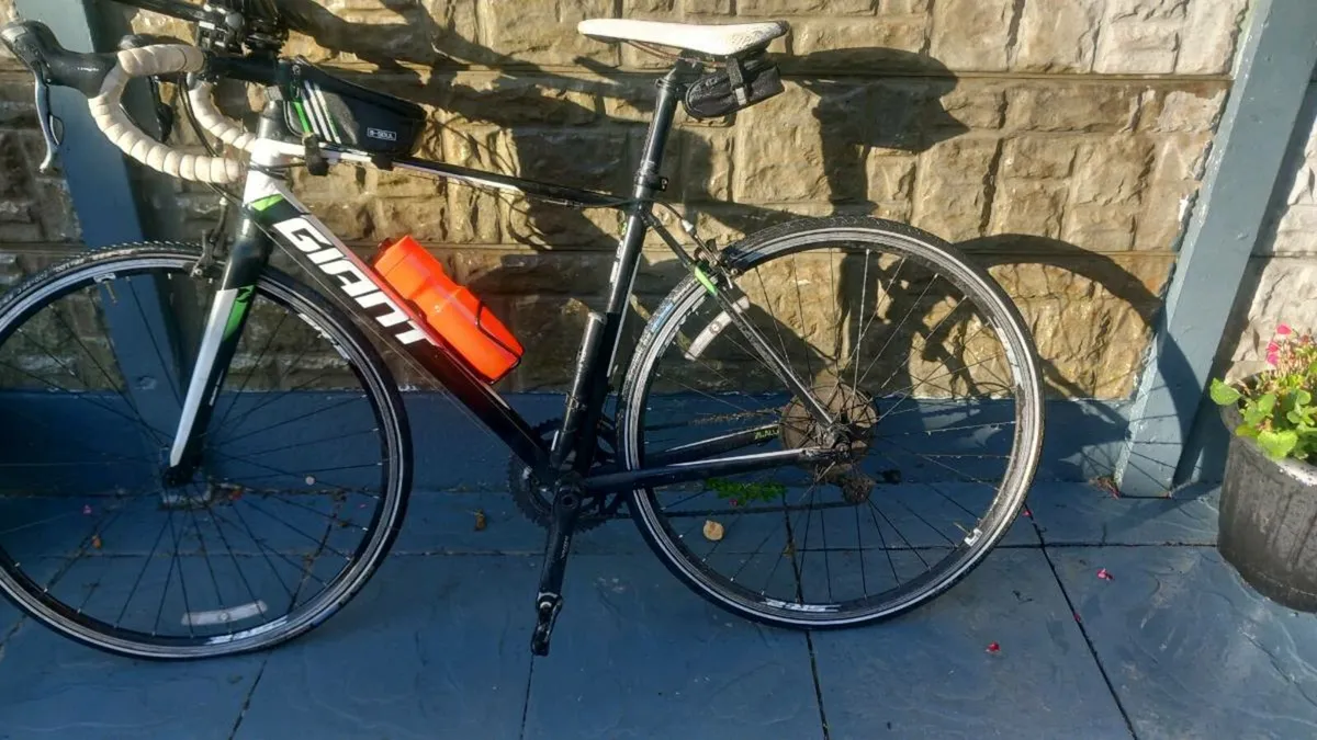 Giant road bike - Image 4