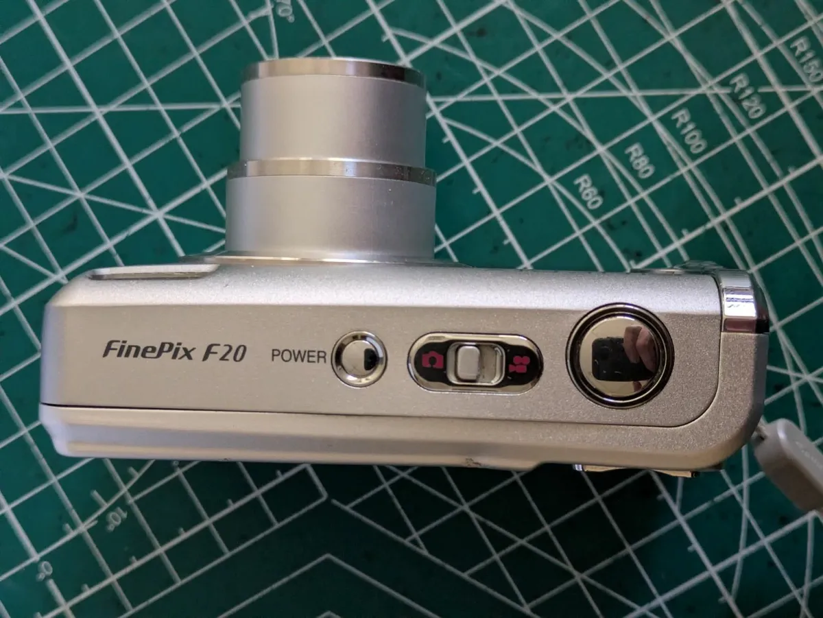 Fujifilm F20  SuperCCD💥🌈 digital compact camera - Image 3