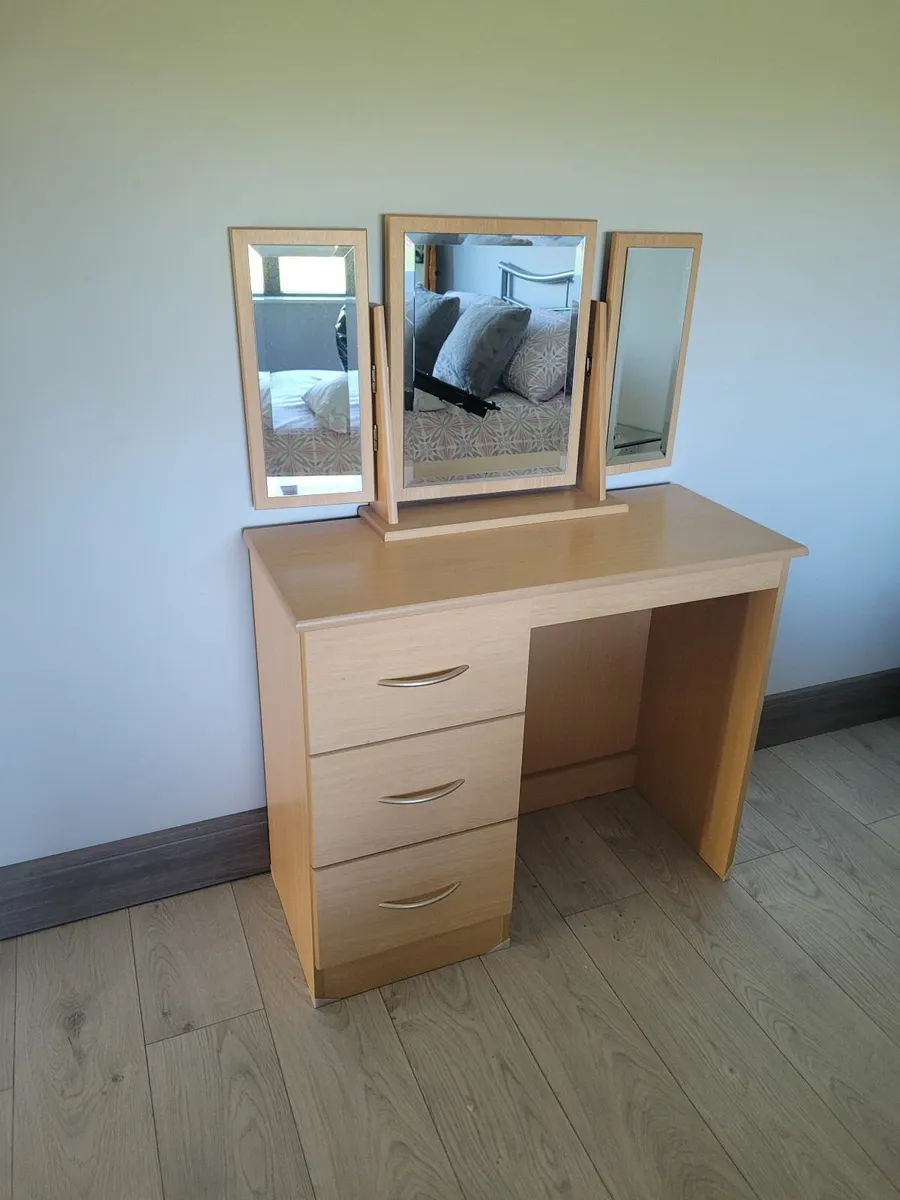 Dressing table - Image 1