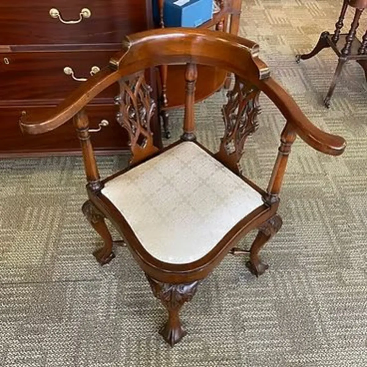 Beautiful mahogany Edwardian corner chair