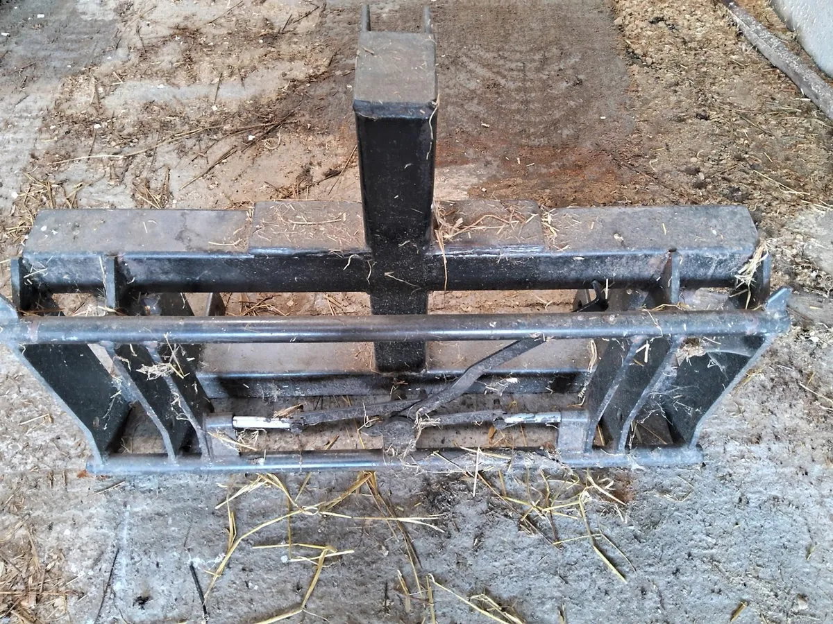 3 point linkage quickie attachment and loader buck - Image 1