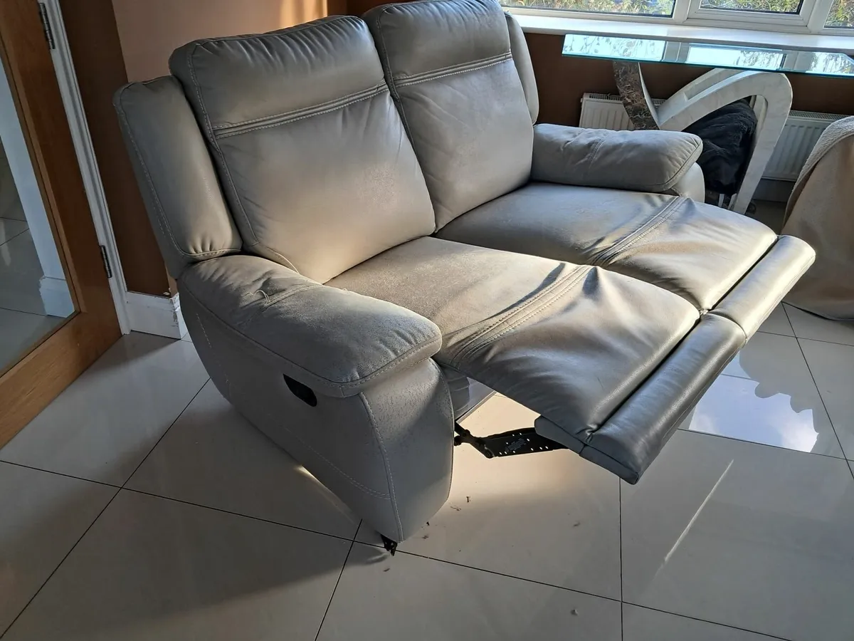 2 seater couch - Image 1