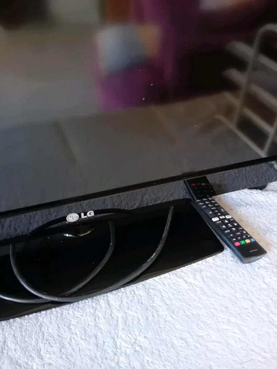 LG 31inch TV and remote - Image 2