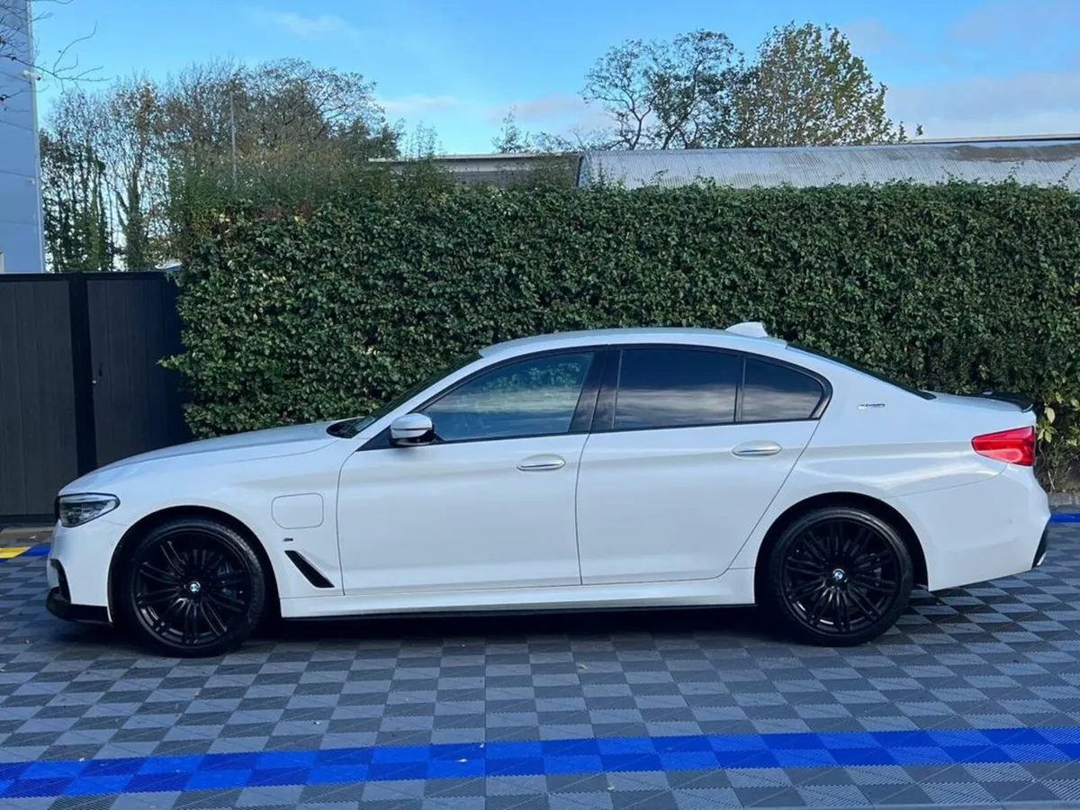 BMW 5-Series 530e M-SPORT COMPETITION 2.0 HYBRID / - Image 3