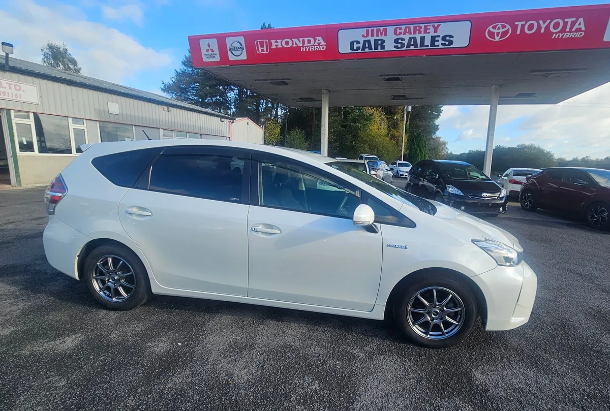 2015 Toyota Prius Alpha - Image 1