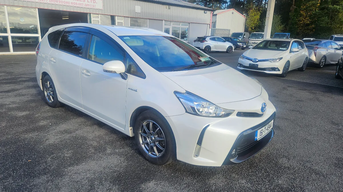 2015 Toyota Prius Alpha - Image 2
