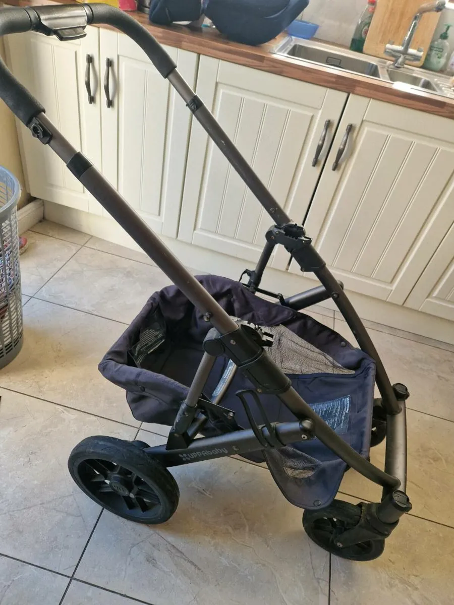 Uppababy vista buggy with Maxi Cosy seat - Image 1