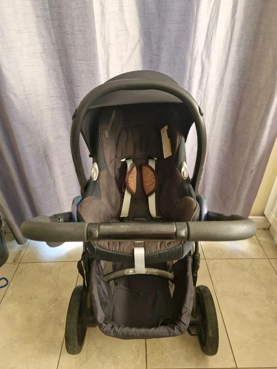 Uppababy vista buggy with Maxi Cosy seat - Image 2