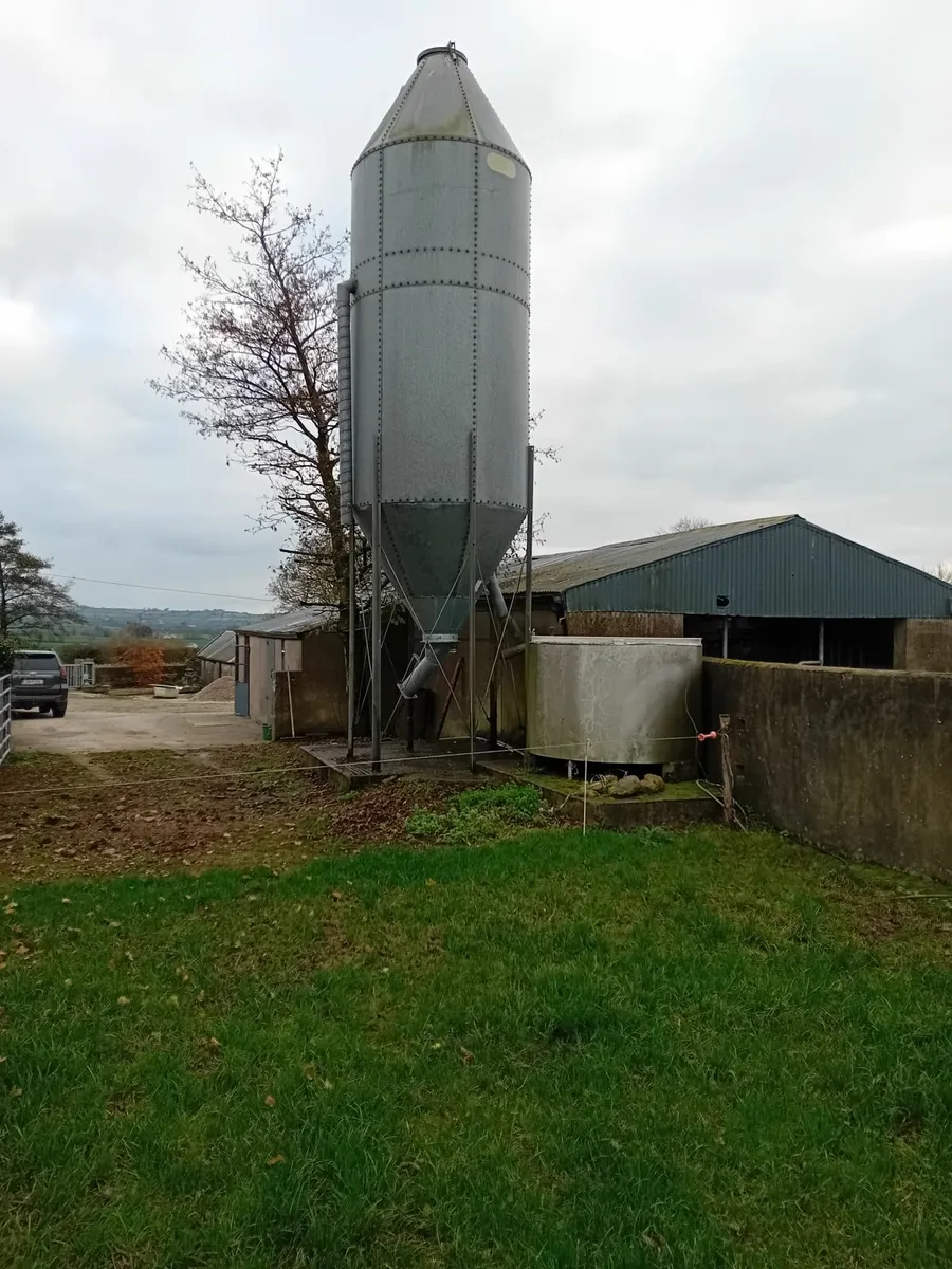 Feed bin - Image 1