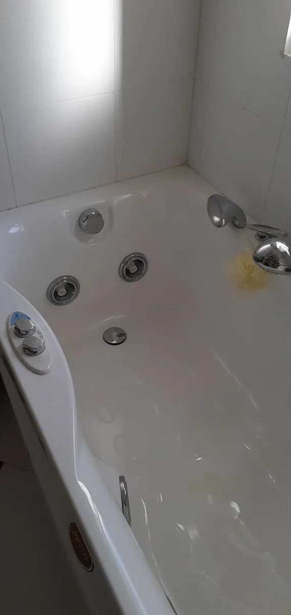 Jacuzzi bath,  Shower door - Image 1