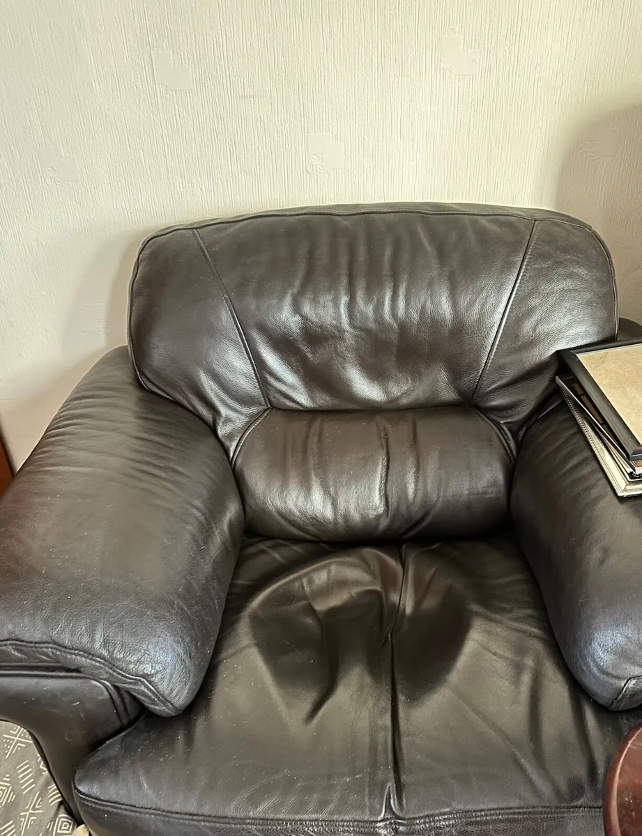 Suite of furniture - Image 1