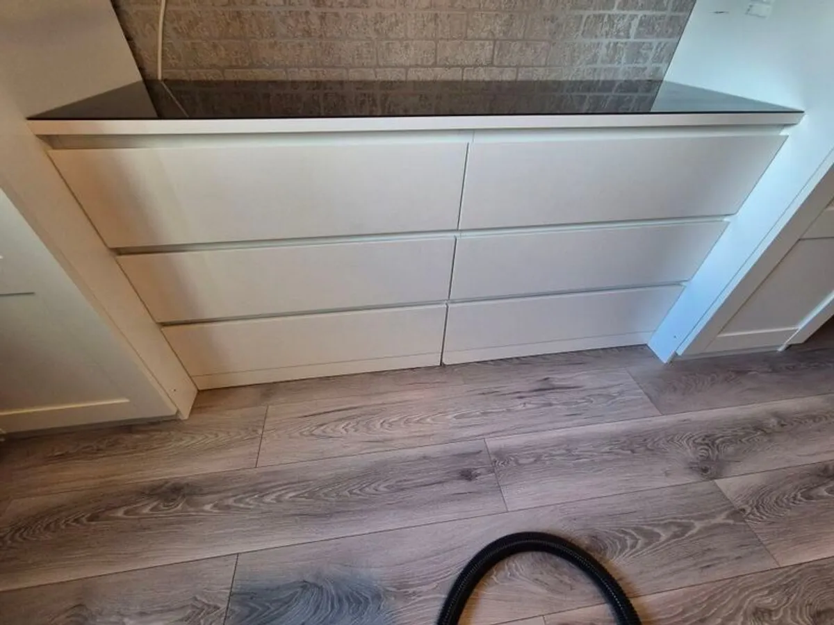 6 drawer chest Malm and glass top - Image 1