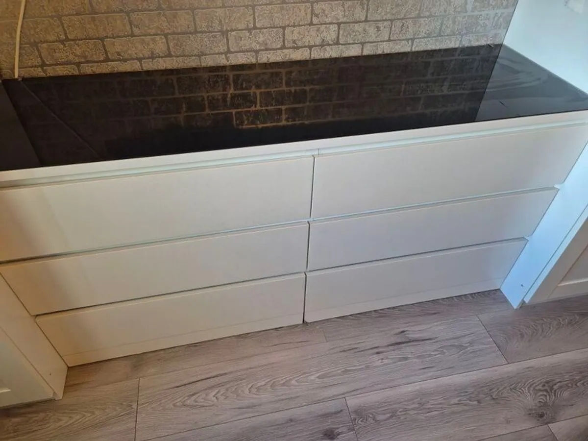 6 drawer chest Malm and glass top - Image 2