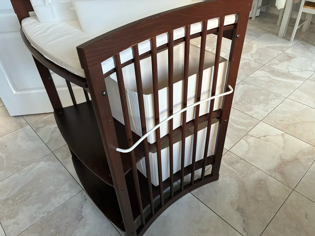 Baby changing station - Image 1