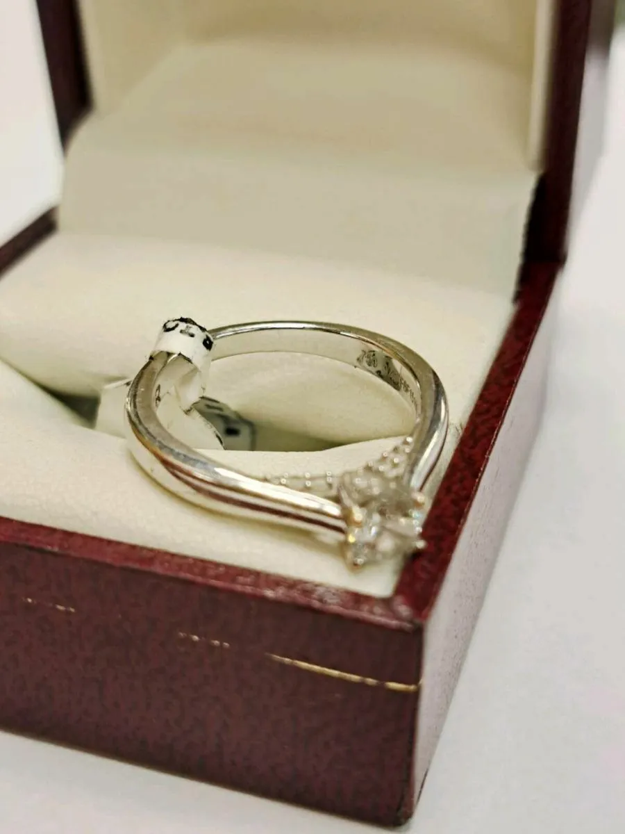 18K White Gold Diamond Ring 18CT - Image 1