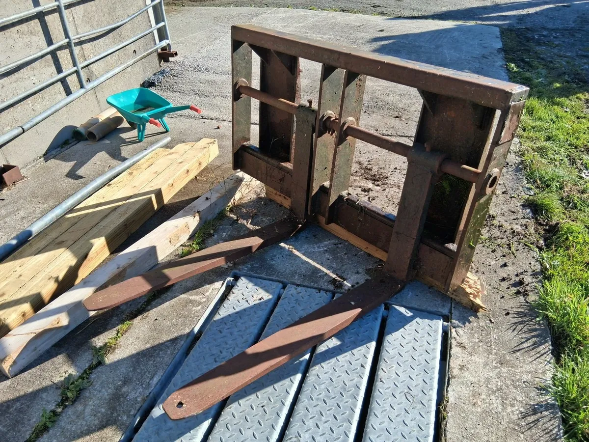 Skidsteer Pallet forks bobcat new holland jcb - Image 1