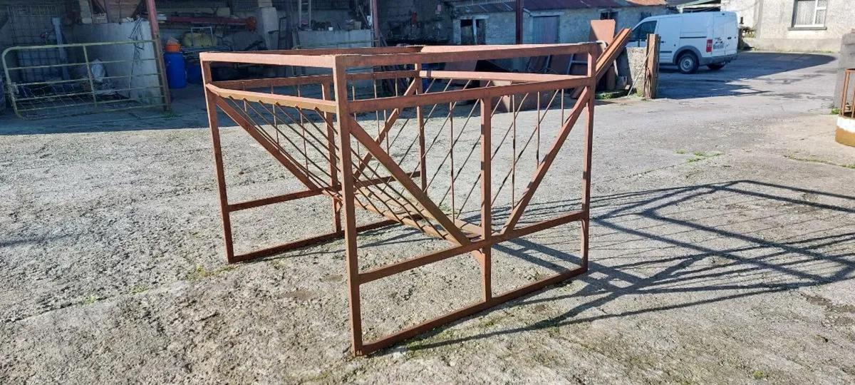 Multiple Feeding Equipment & De-Horning Crate - Image 1