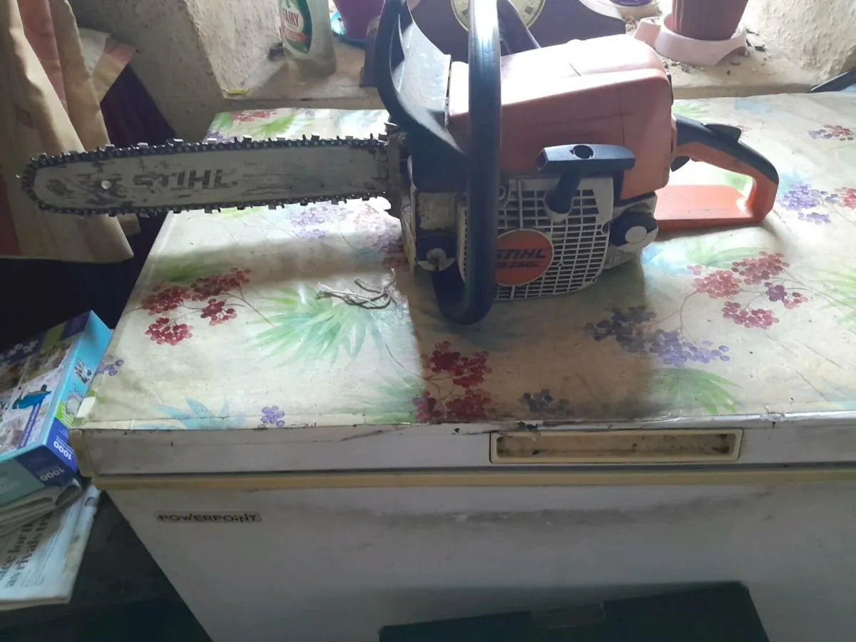 Still 250 chainsaw and a stove for sale - Image 1