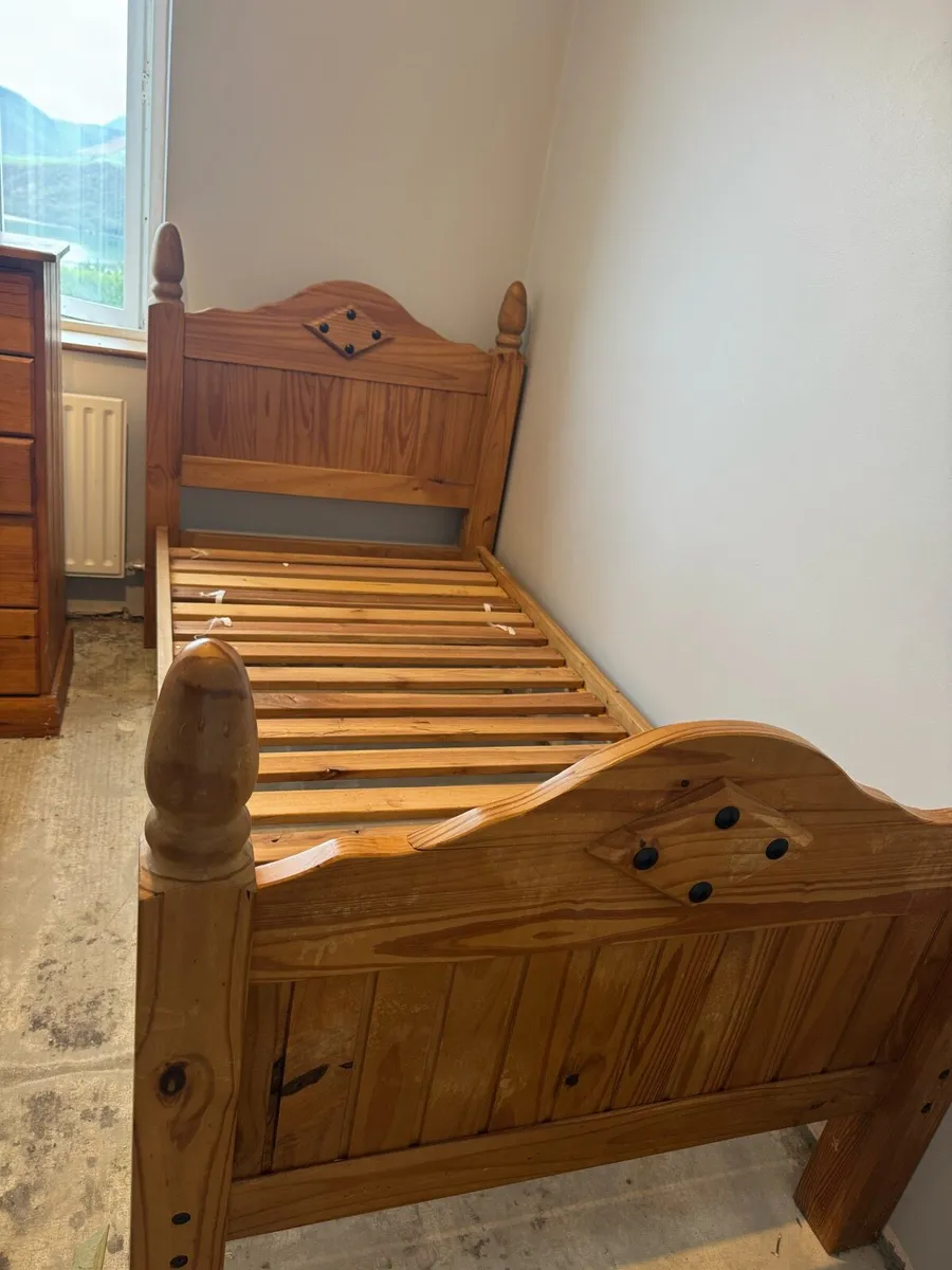 Single wooden bed - Image 1