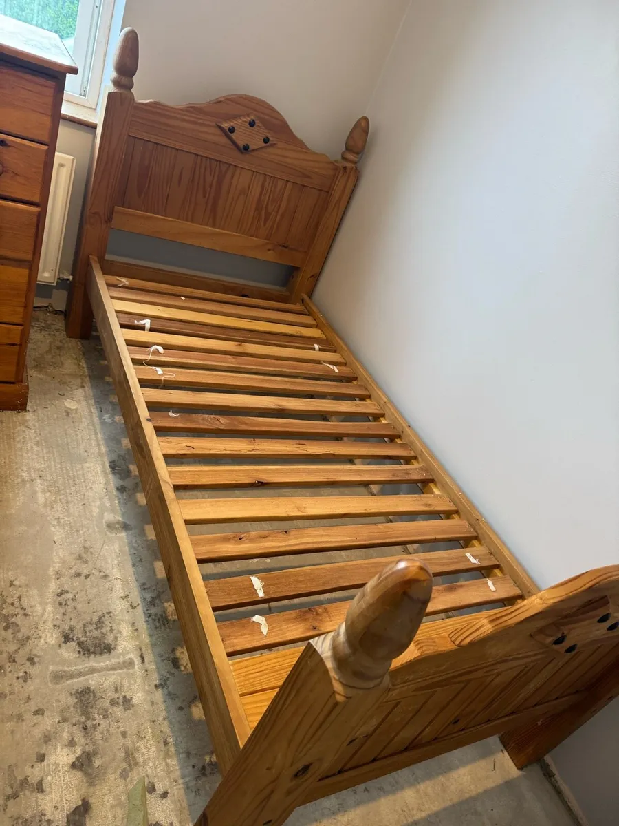 Single wooden bed - Image 2