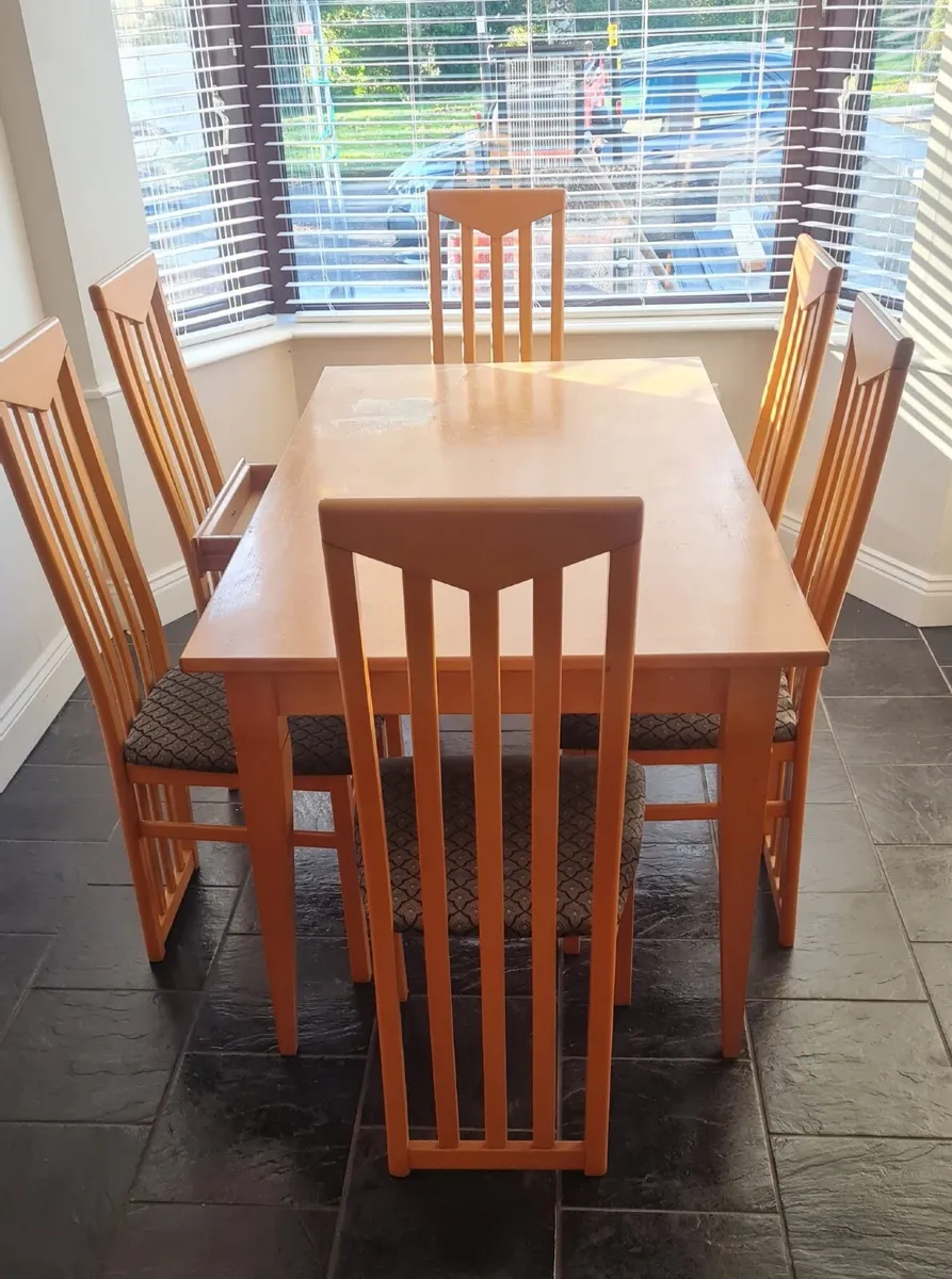 Table and chairs - Image 1