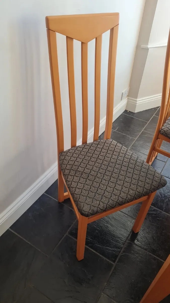 Table and chairs - Image 2