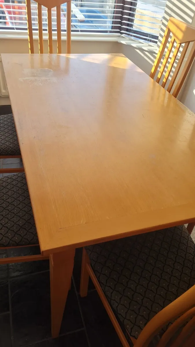 Table and chairs - Image 3