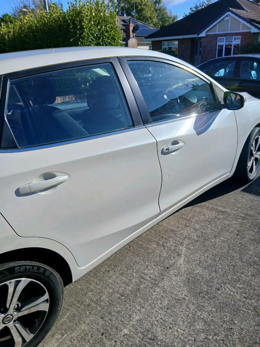 Nissan pulsar 2017 one lady owner - Image 4