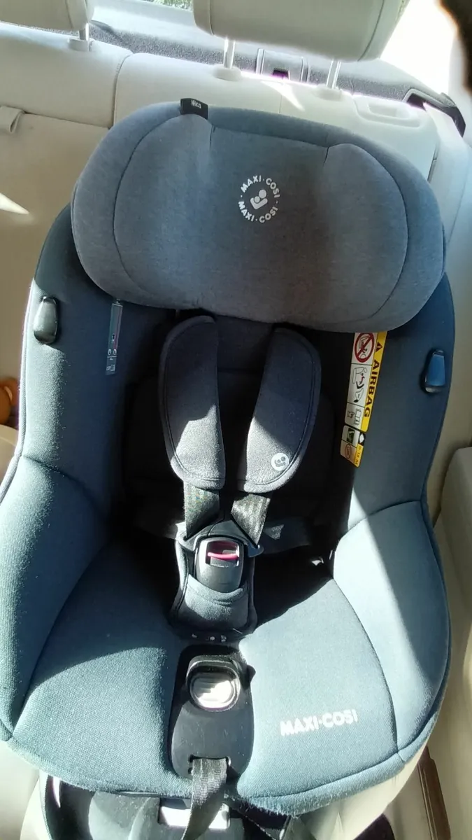 Maxi Cosi Swivel Car Seat - Image 1