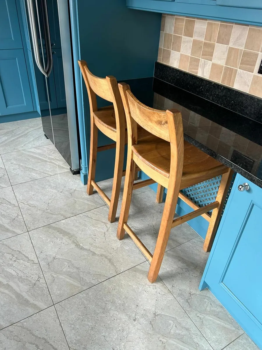 Pine Kitchen Table and 8 matching chairs - Image 2
