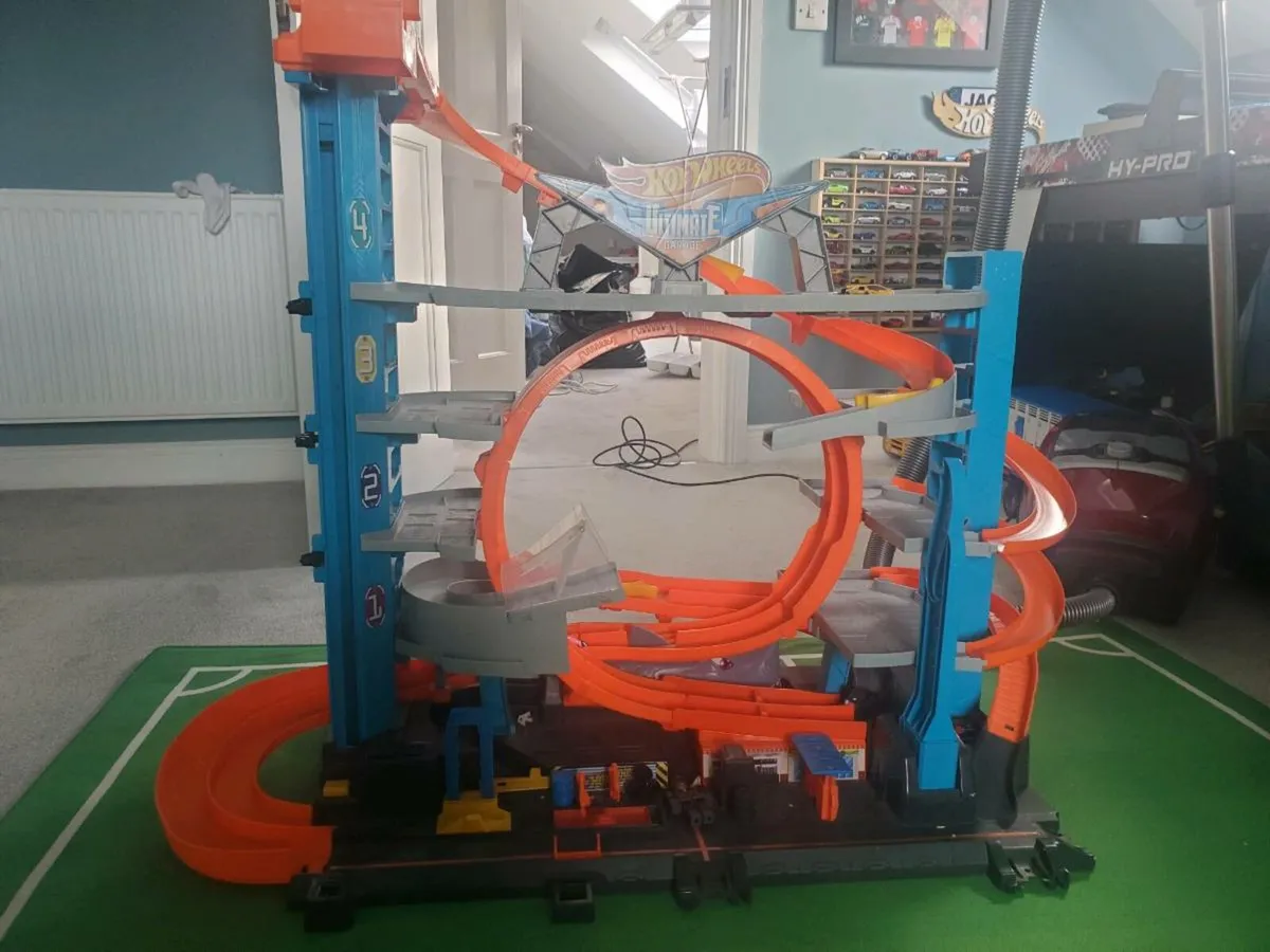 Hot wheels Ultimate Garage with jumps - Image 1