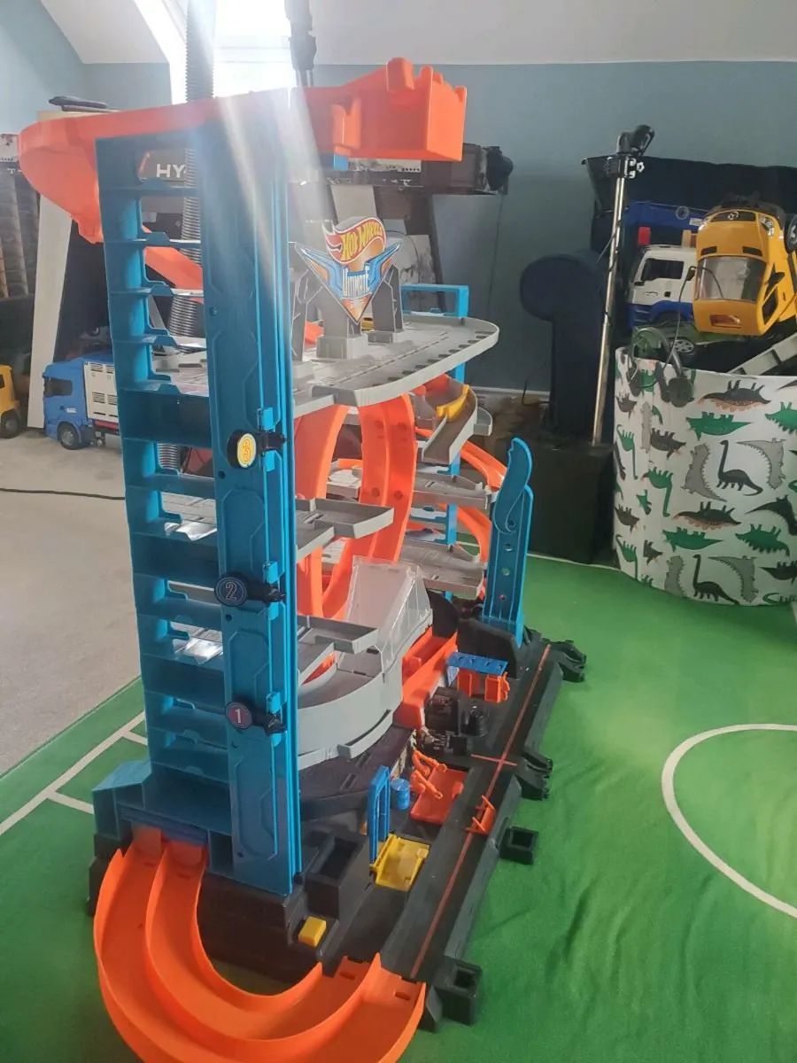 Hot wheels Ultimate Garage with jumps - Image 2