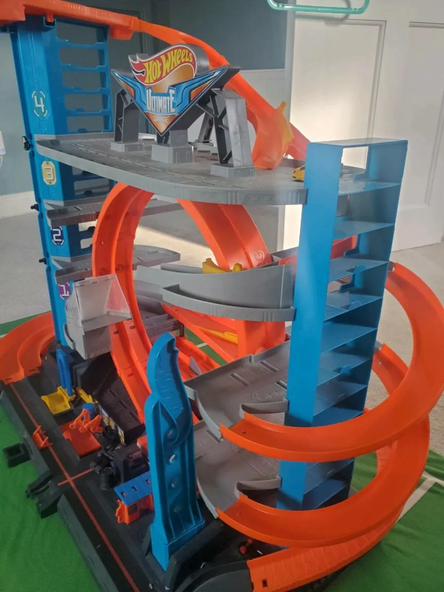Hot wheels Ultimate Garage with jumps - Image 3