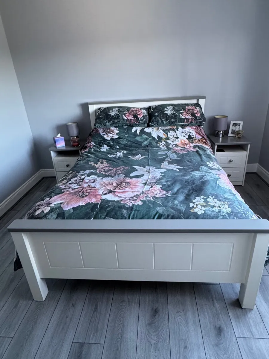 Bedroom Furniture Set - Image 1