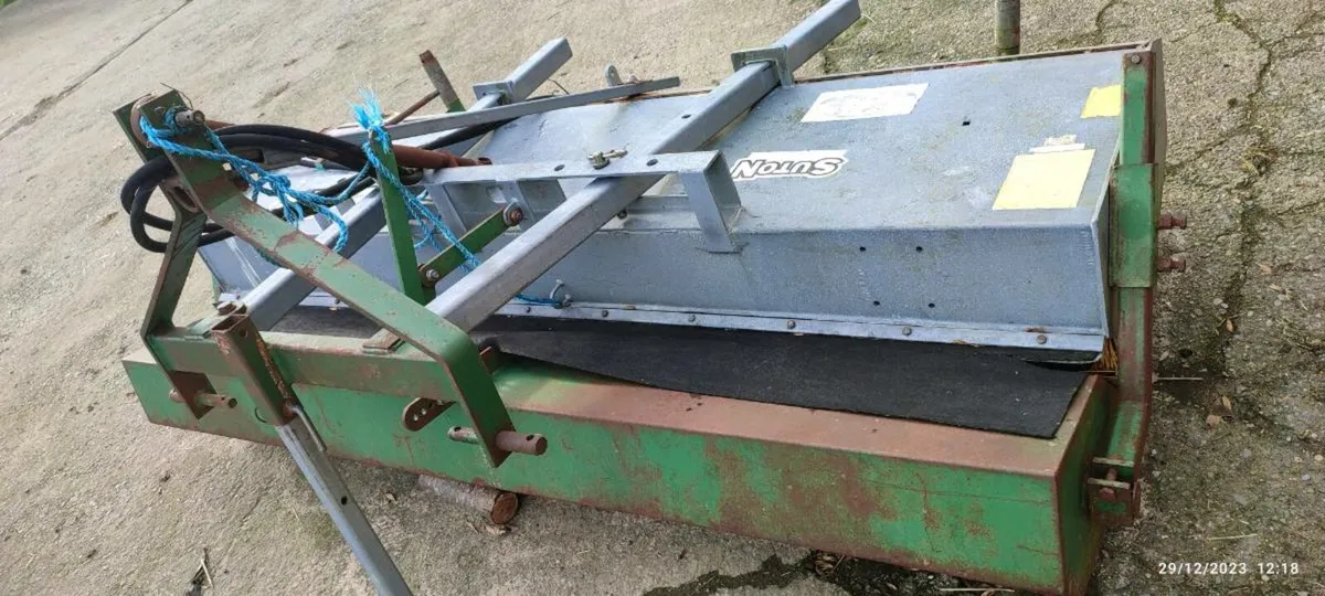 Yard sweeper with collection box - Image 2