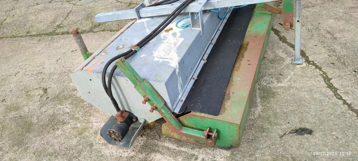 Yard sweeper with collection box - Image 3