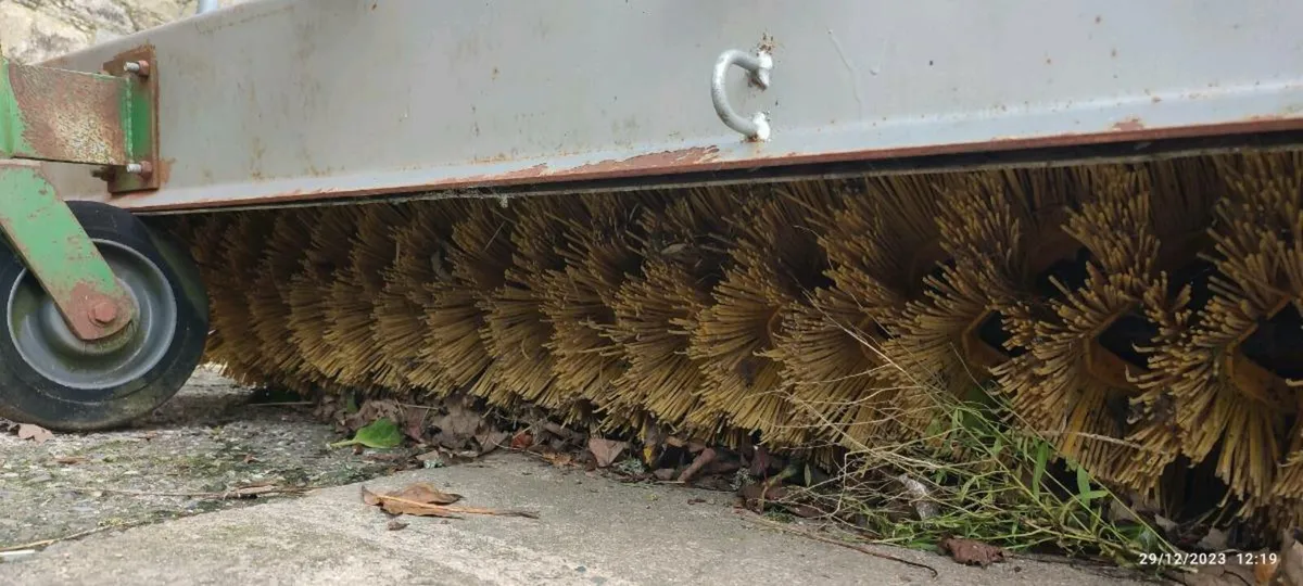 Yard sweeper with collection box - Image 4