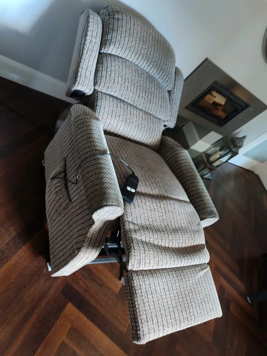 Uplift/recliner chair - Image 2