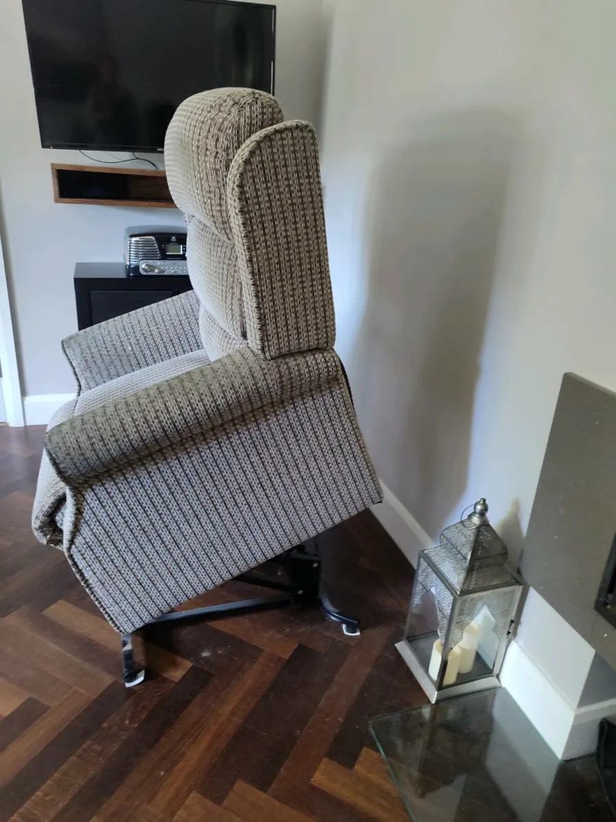 Uplift/recliner chair - Image 1