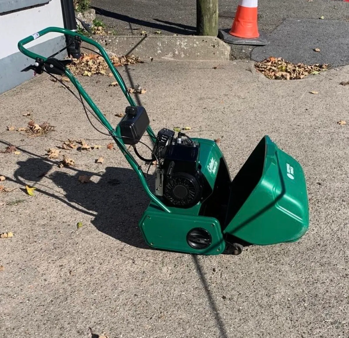 Qualcast Suffolk Punch 17S Cylinder Lawnmower - Image 1