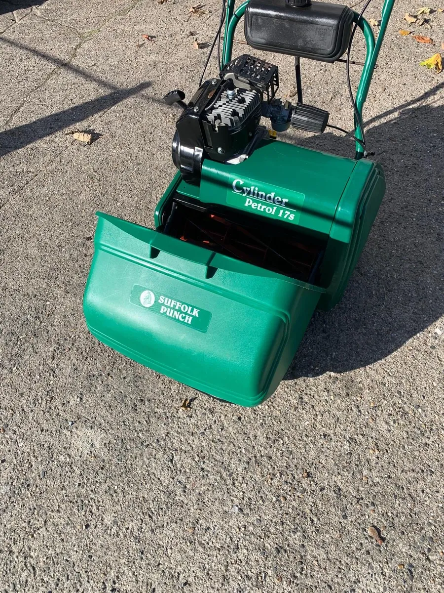 Qualcast Suffolk Punch 17S Cylinder Lawnmower - Image 2